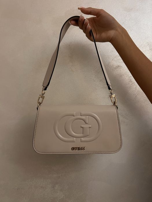 Бледо розова чанта на Guess