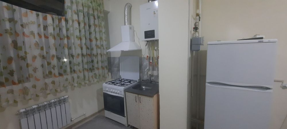 Гулистон шахар 4 мкр Р.Босимов мактаби  оркасида 2 етаж 3 хона сотилад