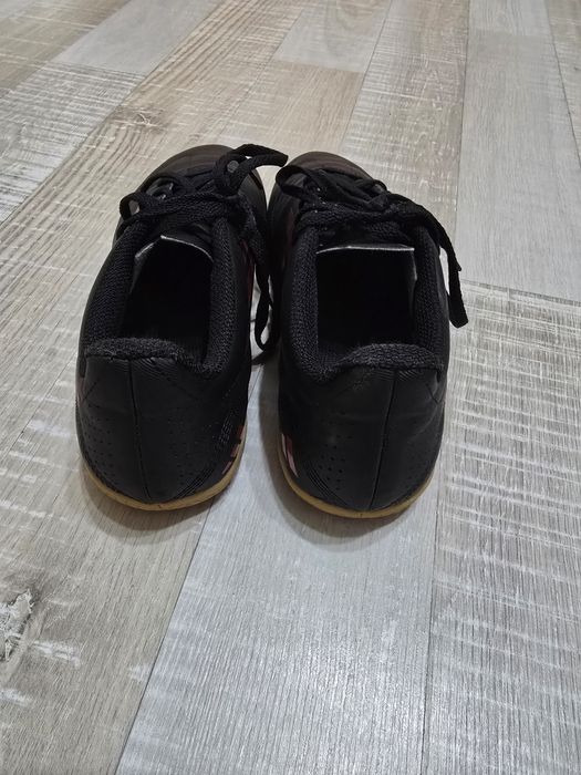 Vând adidașii de football