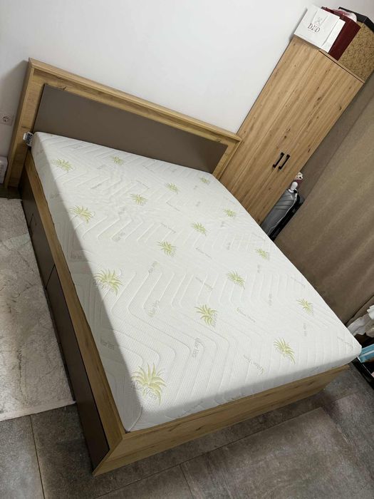 Pat matrimonial modern din lemn