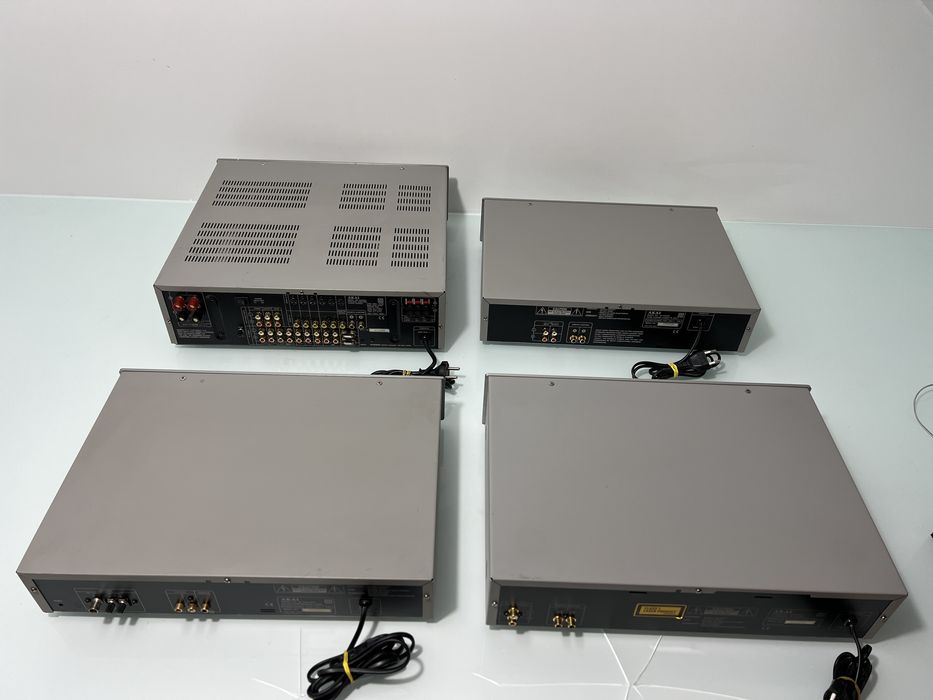Linie Akai: Amplificator Audio-Video AM-4000, Dublu deck AKAI DX-3000W, Tuner AKAI AT-3000RDS, CD-Player AKAI CD-3000C cu 7 CD-uri
