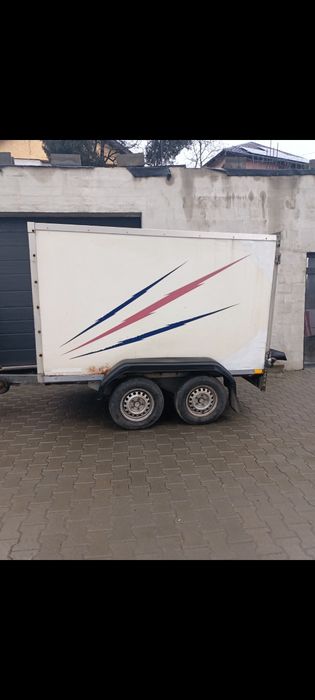 Remorcă carosată dublu ax.