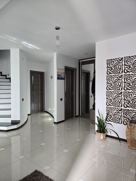 Proprietate exclusivista cu piscina -design modern și finisaje premium  Bucov/Pleasa