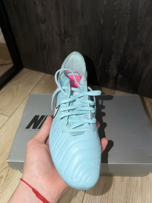 Продам новые оригинальные бутсы Nike Tienpo 43его размера