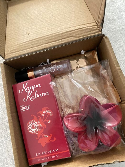 VELVET KISS BOX – стилна кутия с гланц, парфюм, колие и лотус фиба!