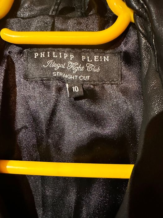 Vand geaca de dama neagra Philipp Plein, cu desing elegant, croiala biker, fermoar asimetric. Geaca este intr-o stare foarte buna.