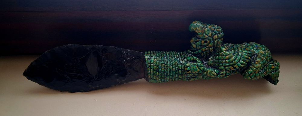 Колекция от четири артефакта, статуетки и нож