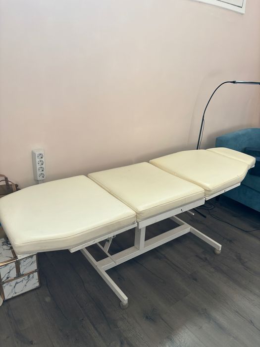 Продавам козметична кушетка