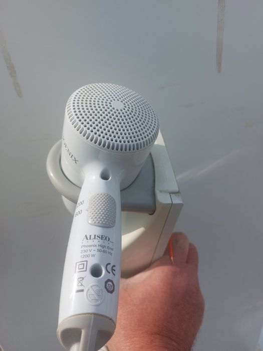 Vînd uscator de par cu suport fix si priza pt perete . Pret 120 lei