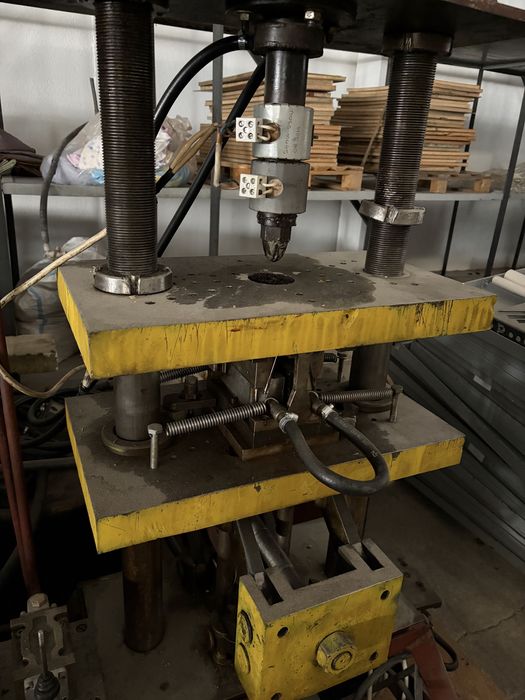 Oportunitate Afacere la Cheie: 2 Prese Injecție + 10 Matrițe