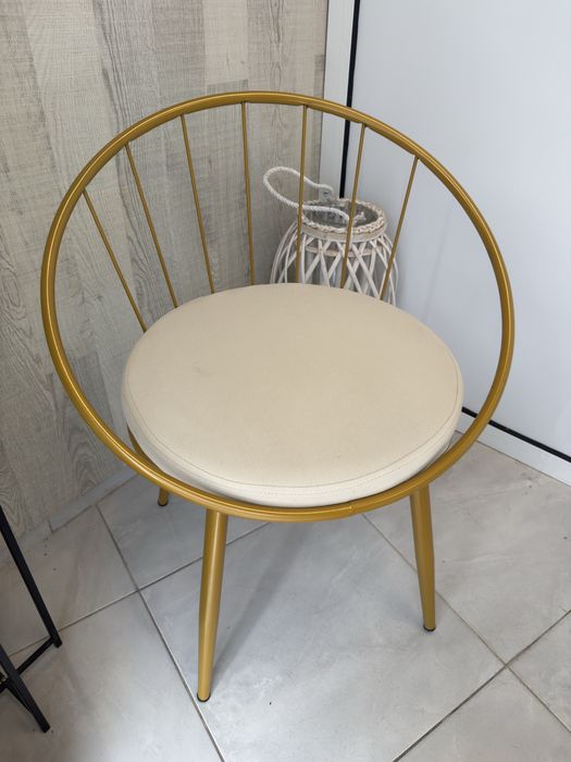 Комплект метални златни столове с масичка