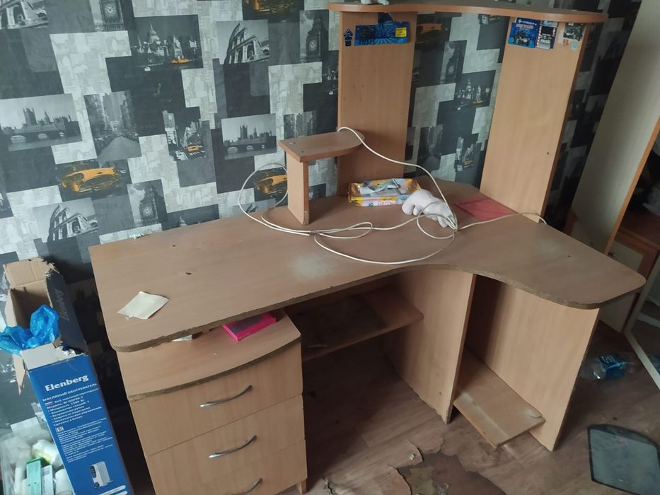 Шкафы, столы, стулья.