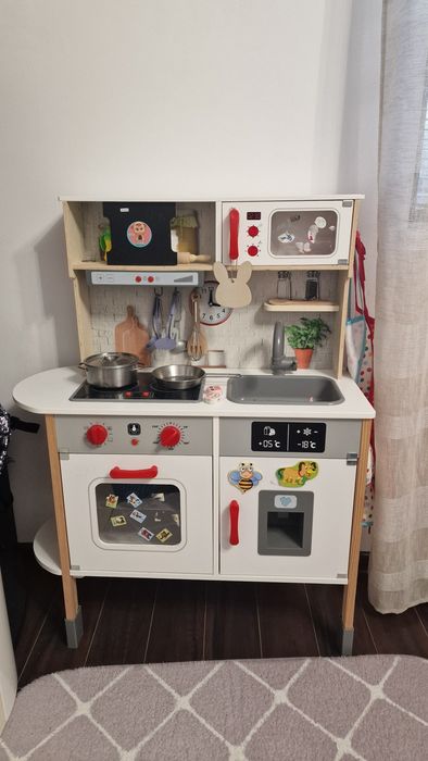 Дървена детска кухня за игра + подаръци