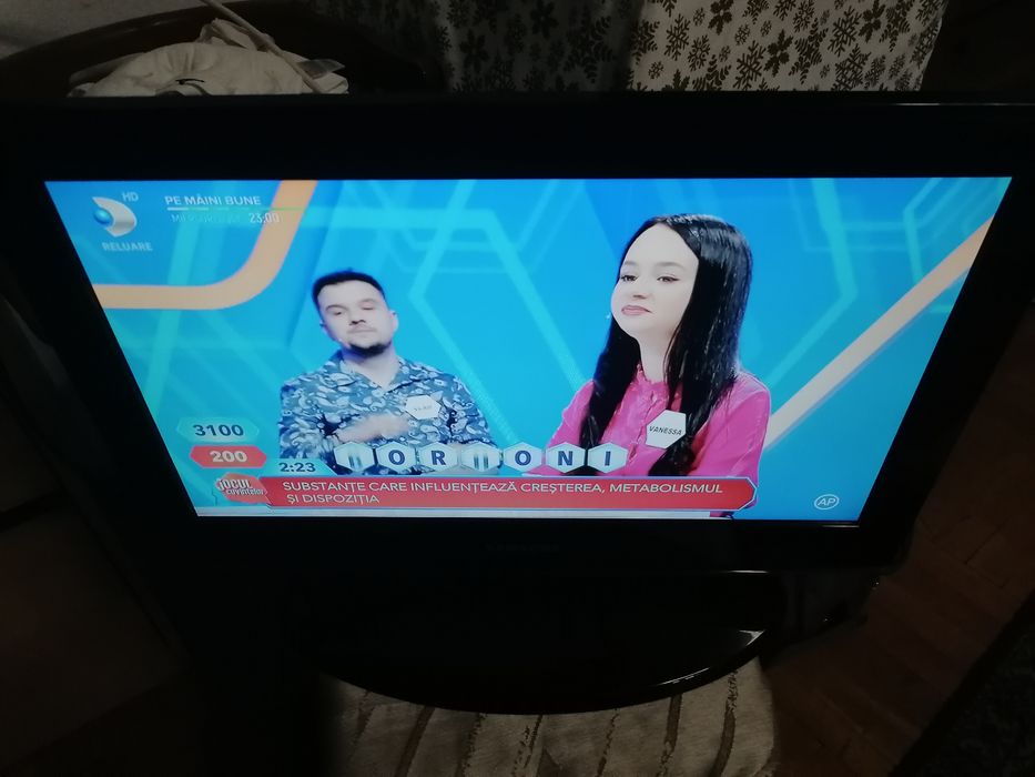 TV Samsung cu telecomandă.