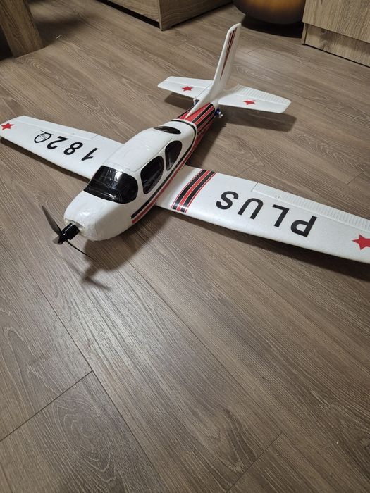 Продавам RC самолети