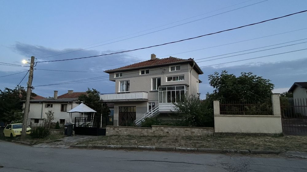 Продава се триетажна къща  гр Бяла до гр.Обзор с  гараж ,море 850м, панорама.СОБСТВЕНИК!!!