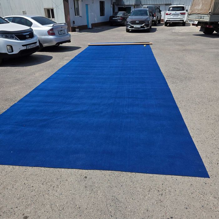Синий выставочный ковролин.