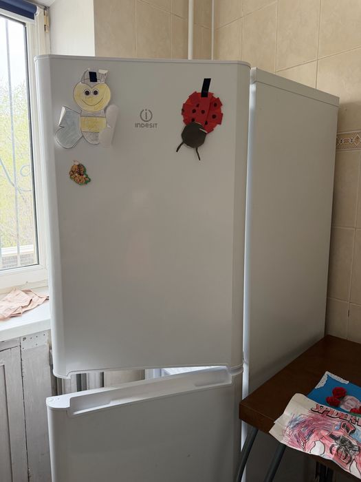 Продам холодильник индезит