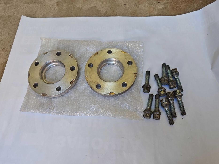 Алуминиеви фланци за БМВ е90 10мм с болтове