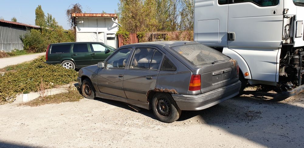 Опел кадет на части