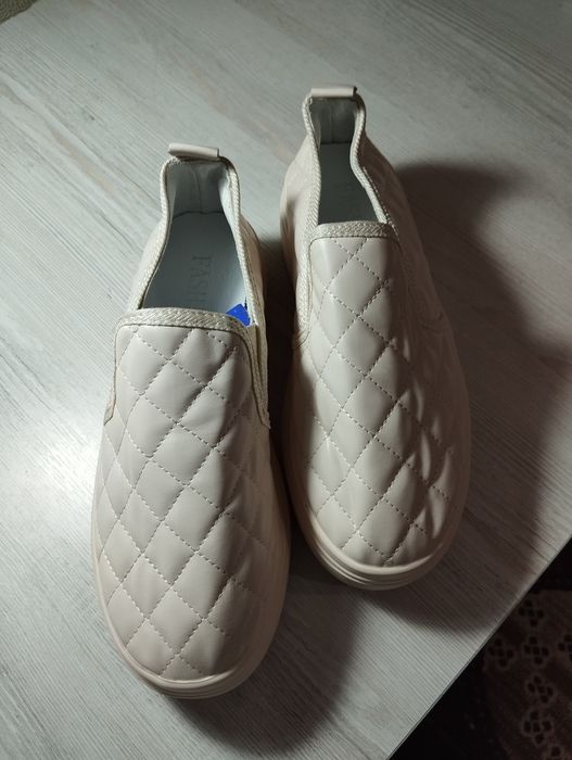 Кроссовки на девочку 37 размер один размер одела