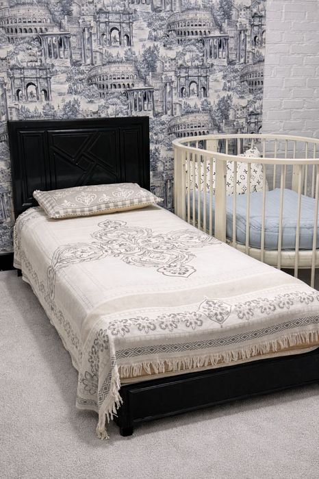 Кровать односпальная взрослая и кровать детская