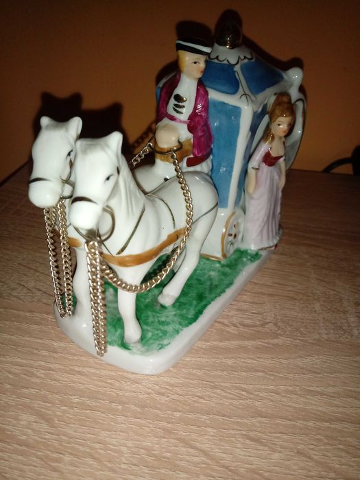 Антикварна  порцелан каляска