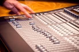 Звуковой настройщик аппаратуры, диджей для ведущего и аниматоров