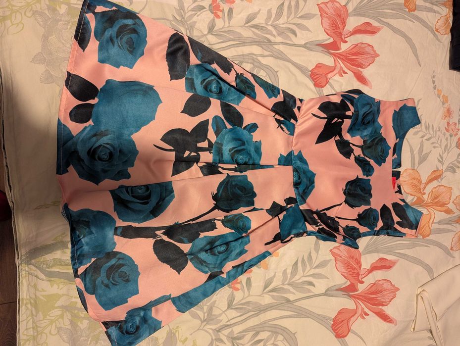 Розова рокля на рози