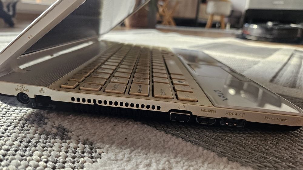 Лаптоп Sony VAIO VPCEB1E1E Core i3, 4GB RAM, Windows 10  Оригинална чанта VAIO