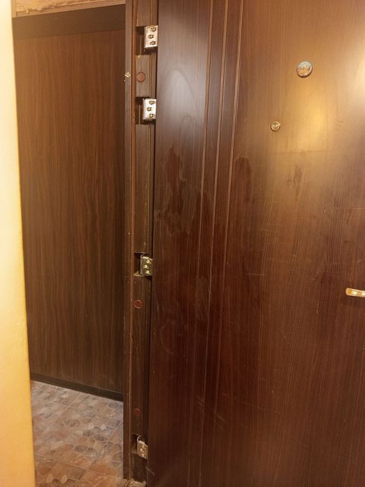 Продавам масивна входна врата със двойно заключване