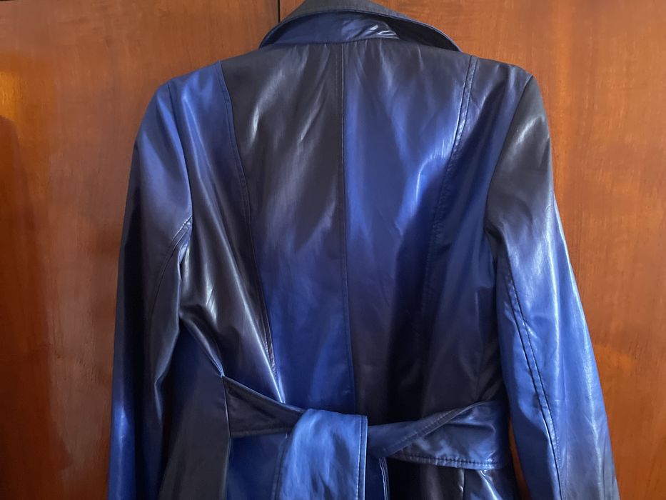 Расклешенный плащ необычной расцветки