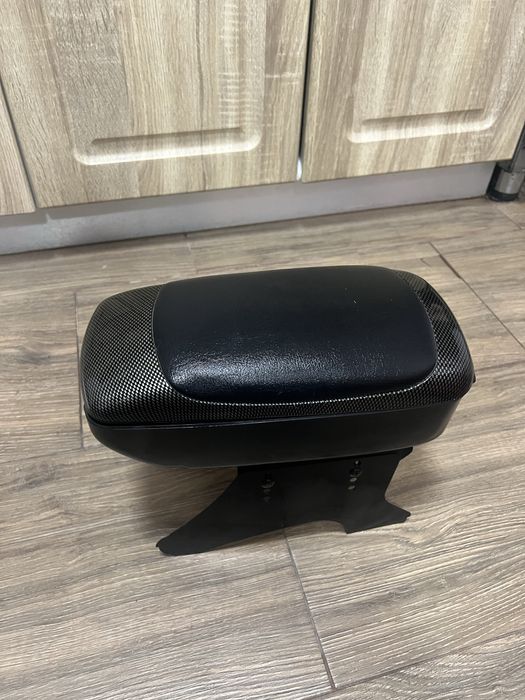 Подлакътник за кола.