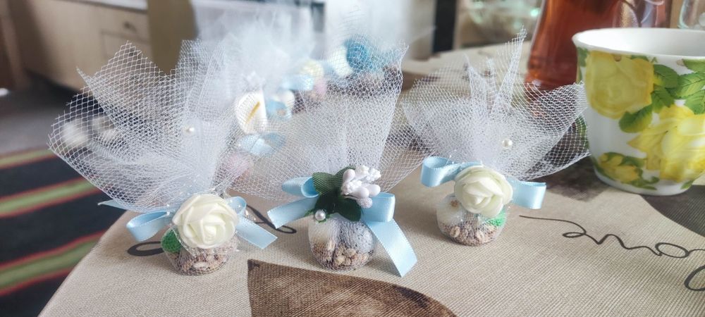 Сватбени късметчета (изработени според темата на сватбата; по желание)