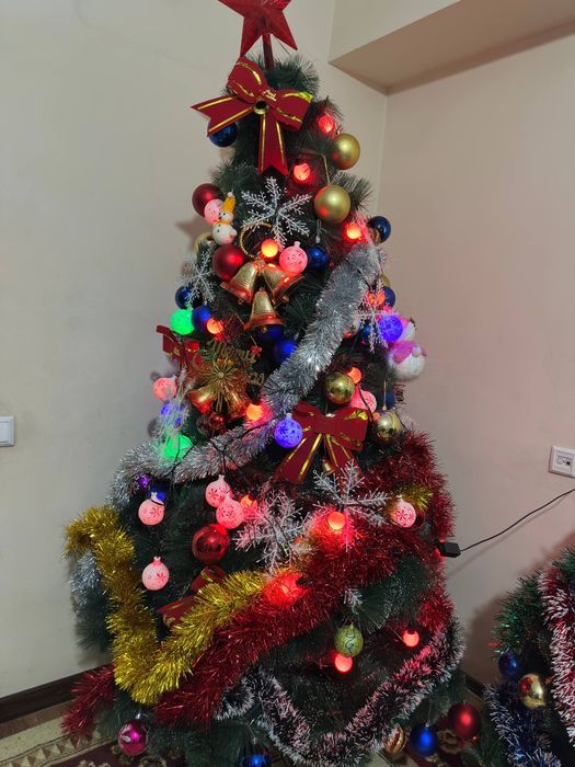 Bayram archasi.Juda kop oyinchoqlari bilan.Xolati juda yaxshi.