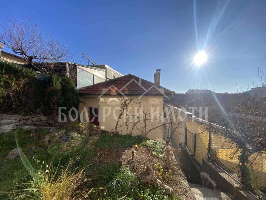 Двуетажна къща в Идеален Център