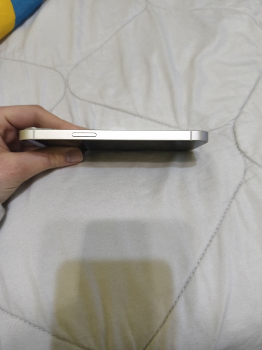 IPhone 13 с кабел и калъф