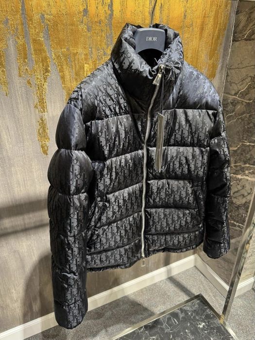 Продаю черный пуховик Dior