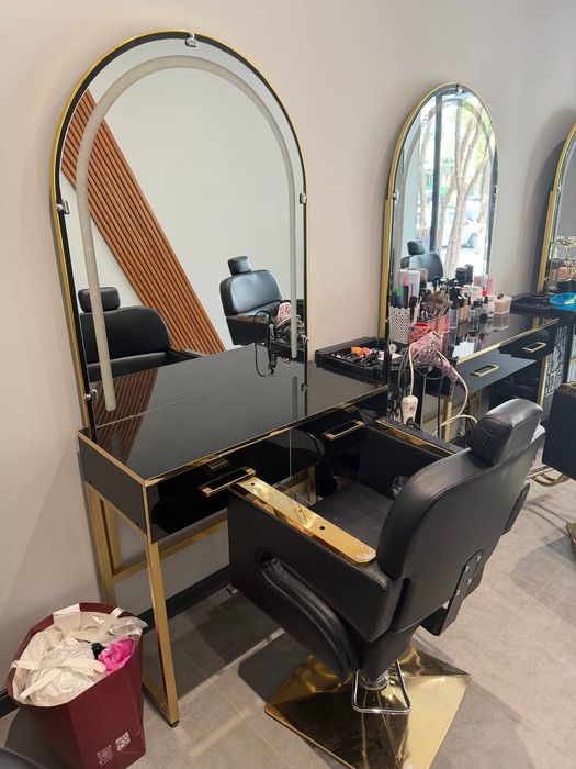 Stilistlar uchun oyna va kreslo