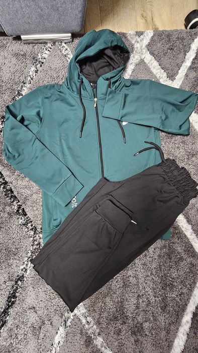 Trening de damă cu glugă