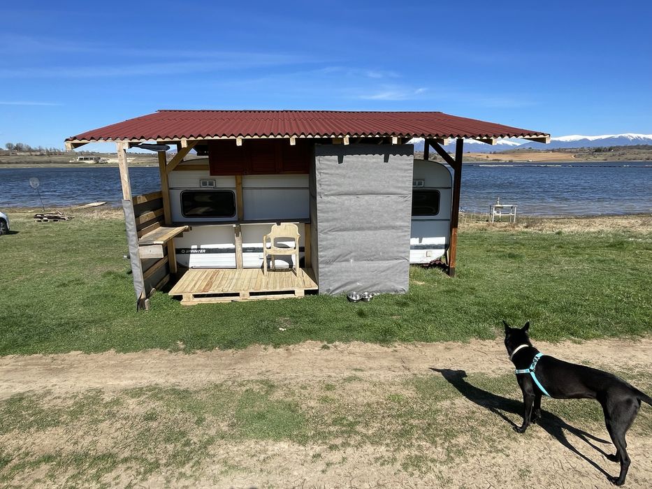 Каравана с навес и лодка на яз. Логодаж