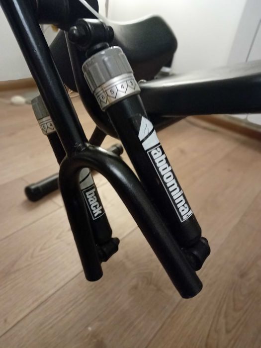 Мултифункционален уред подходящ за тренировка на корем, гръб и рамене