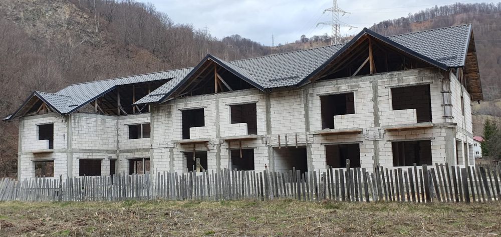 Vand constructie pensiune la rosu acces din DN7A com. Malaia