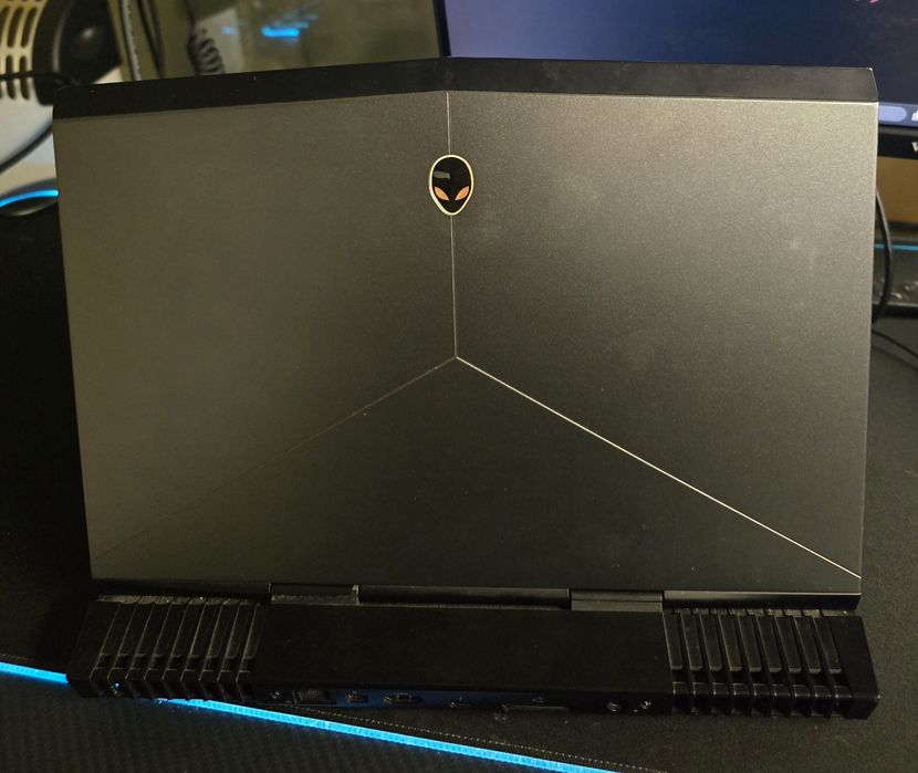 Геймърски лаптоп Alienware 13 R3