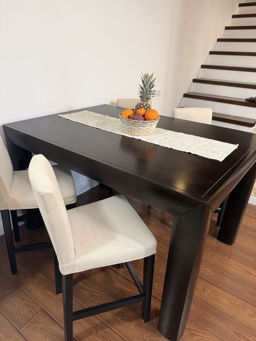 Masa din lemn cu 4 scaune tip bar