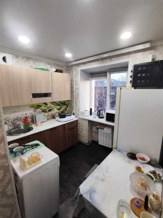 Продам  2х комнатную  Космонавтов 4