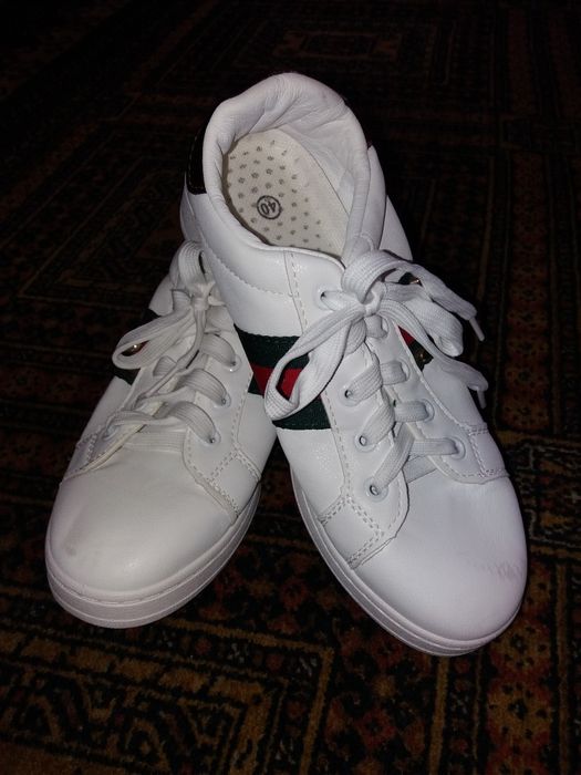 Кроссовки белые раз.38