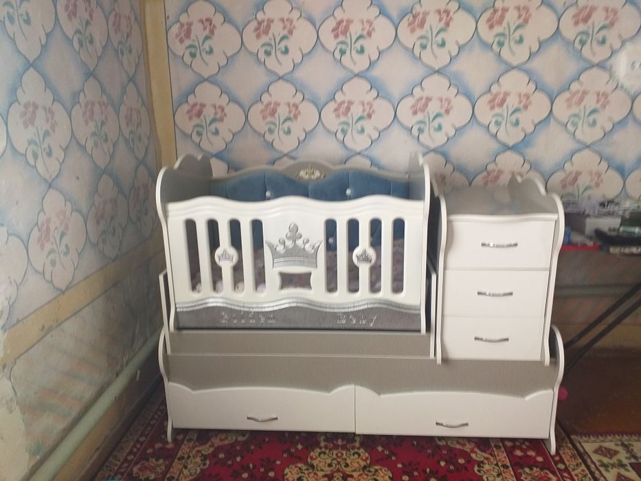 Телевизор ва дэтский кроват сотилади