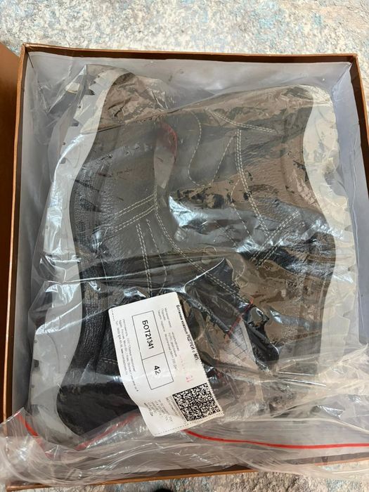 Продам спец ботинку 42 размер