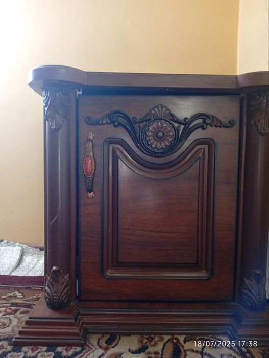 Yotoqxona mebeli va servant sotiladi